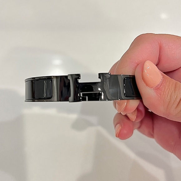 NEW Luxe Titanium Steel Letter H Bangle Bracelet - Picture 3 of 4